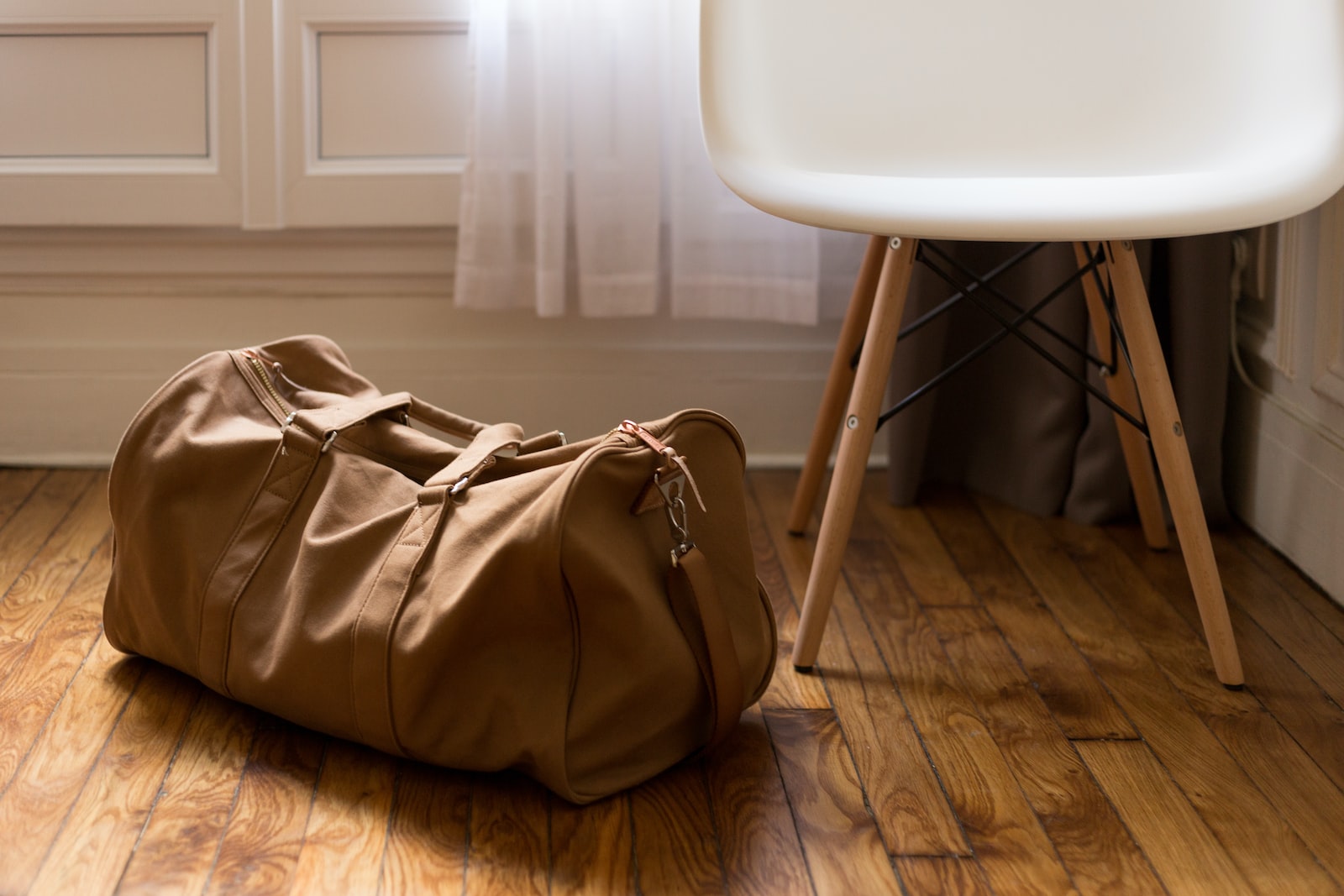sac de voyage à roulettesbrown wooden chair
