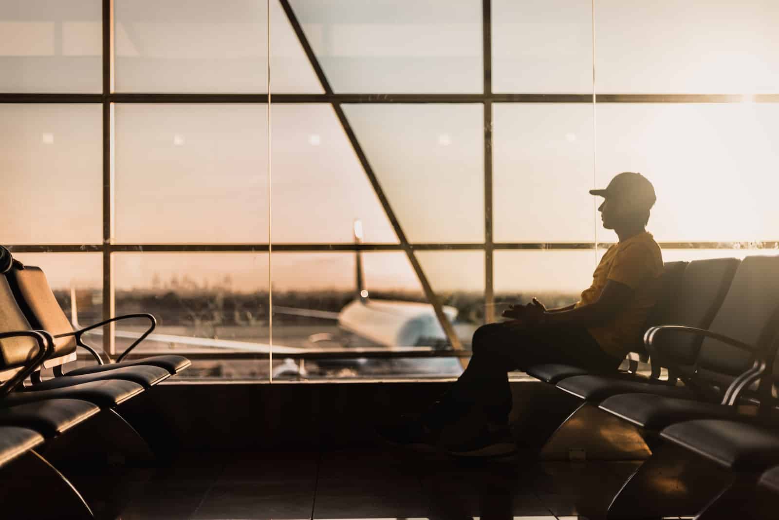 Homme avec une valise à l'aéroport